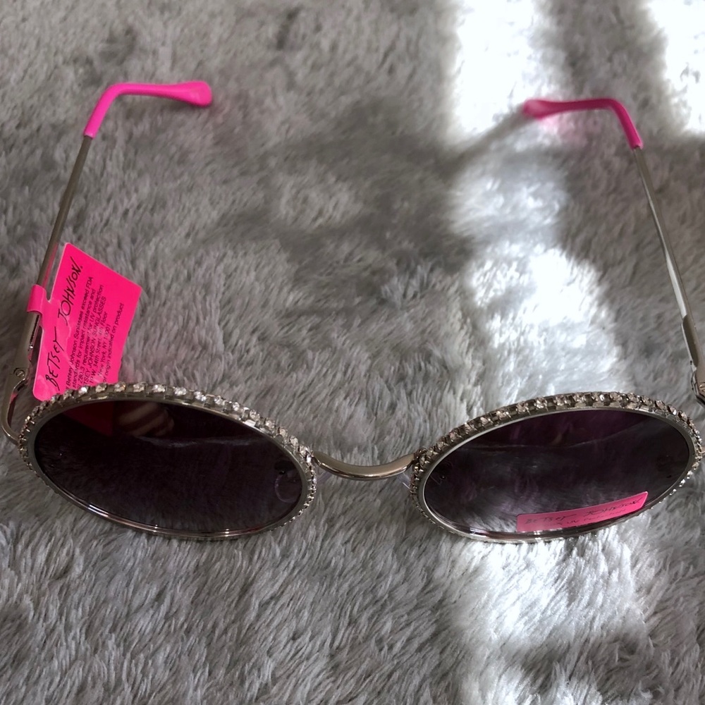 HOST PICK‼️Betsey Johnson Sunglasses - Picture 4 of 4
